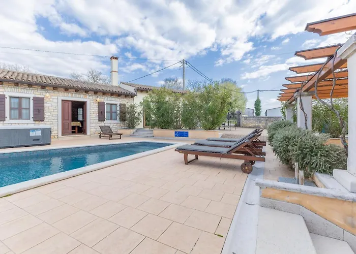Christina With Pool, Jacuzzi And Sauna Tinjan