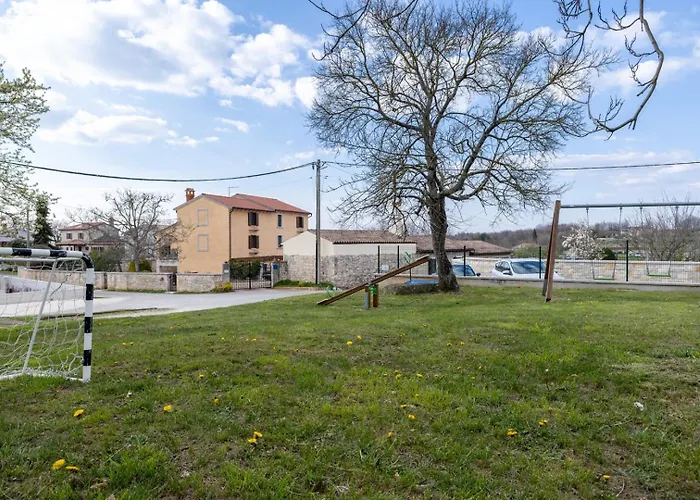 Вилла Christina With Pool, Jacuzzi And Sauna Tinjan