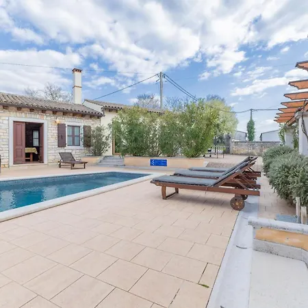 Christina With Pool, Jacuzzi And Sauna Tinjan