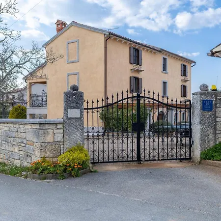 Villa Christina With Pool, Jacuzzi And Sauna Tinjan