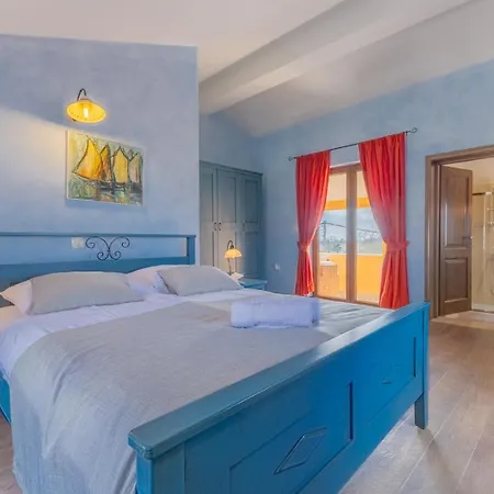 Villa Christina With Pool, Jacuzzi And Sauna Tinjan