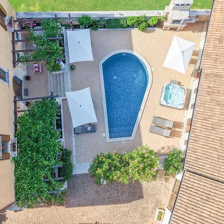 Christina With Pool, Jacuzzi And Sauna Tinjan