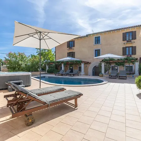Christina With Pool, Jacuzzi And Sauna *